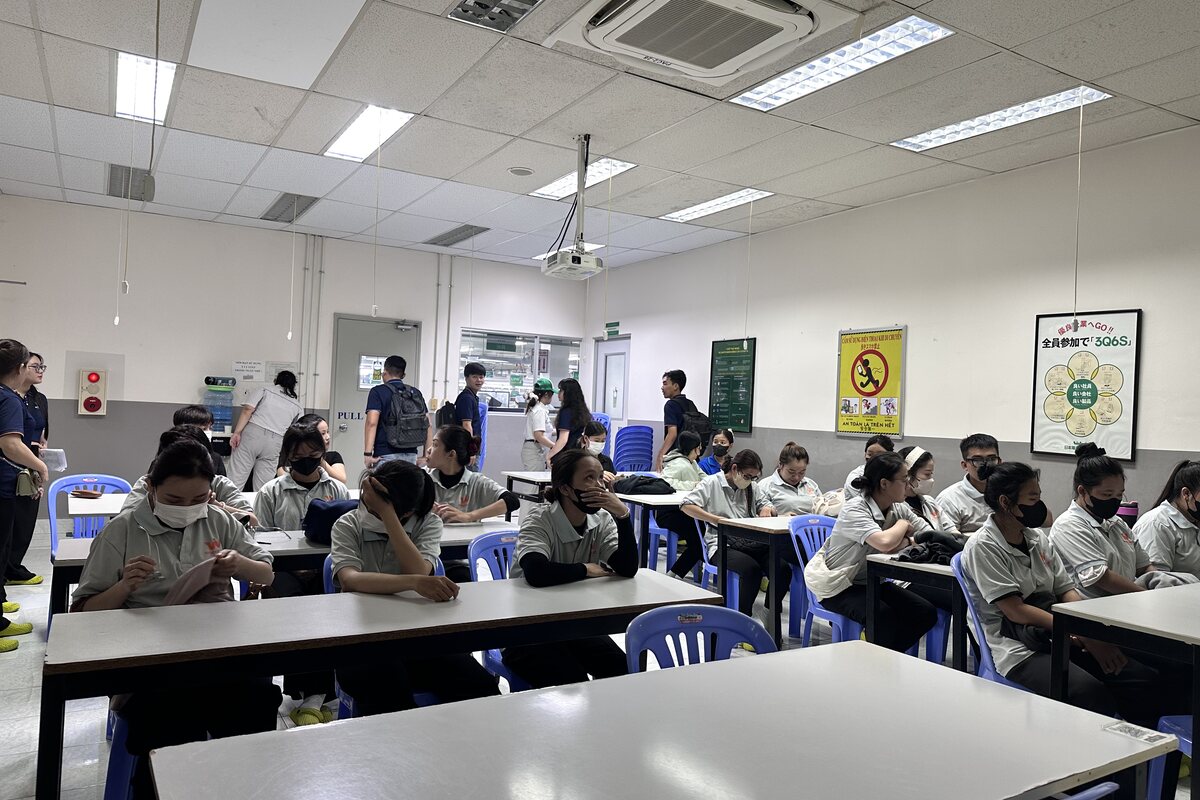 Buổi định hướng an toàn lao động cho công nhân tại nhà máy