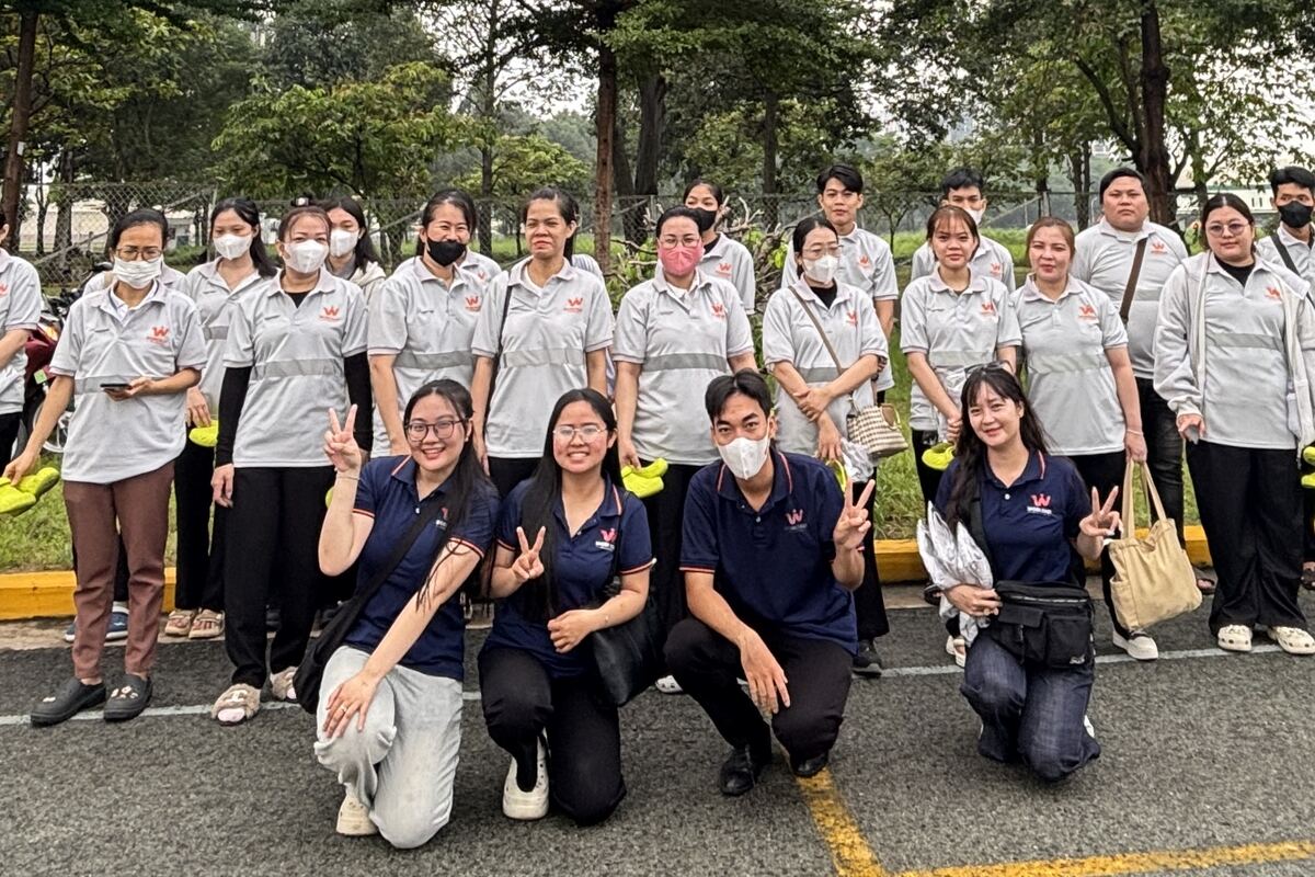 Nhóm công nhân Workfast trước ca làm việc tại khu công nghiệp