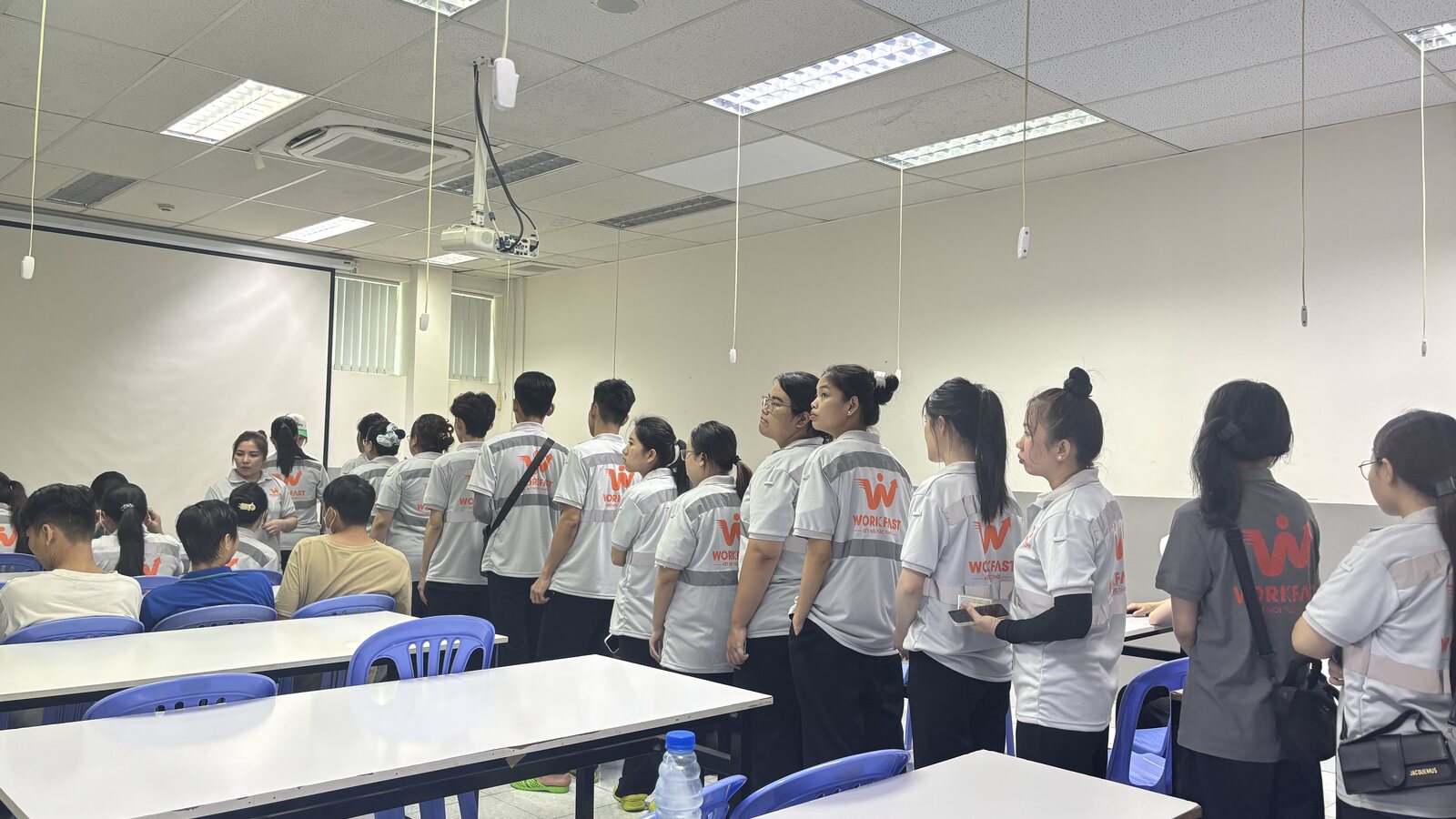 Lao động Workfast mặc đồng phục công ty tại buổi định hướng trong nhà máy